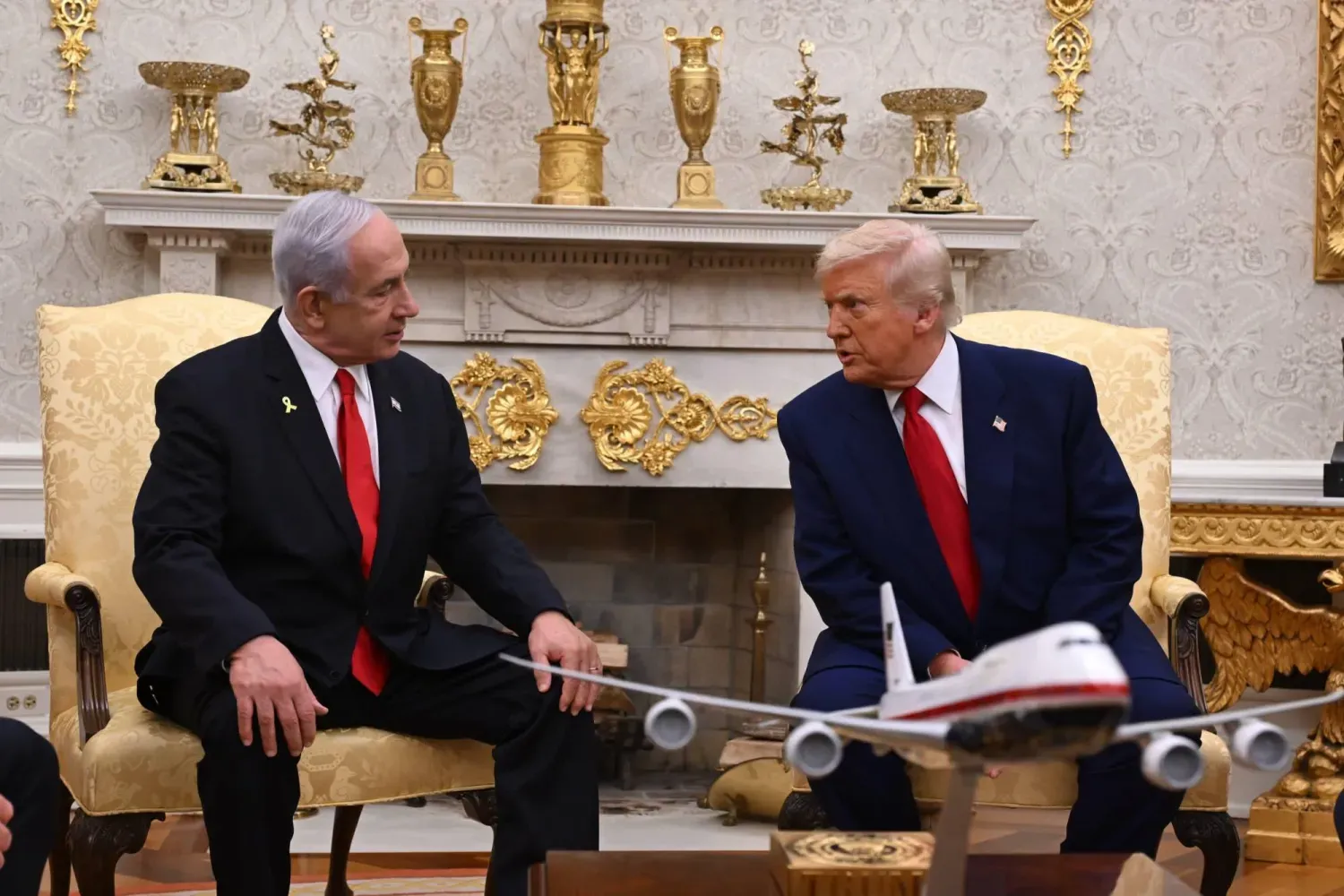 İsrail Başbakanı Binyamin Netanyahu, 7 Nisan 2025’te Beyaz Saray’daki Oval Ofis’te ABD Başkanı Donald Trump ile bir araya geldi. (DPA)