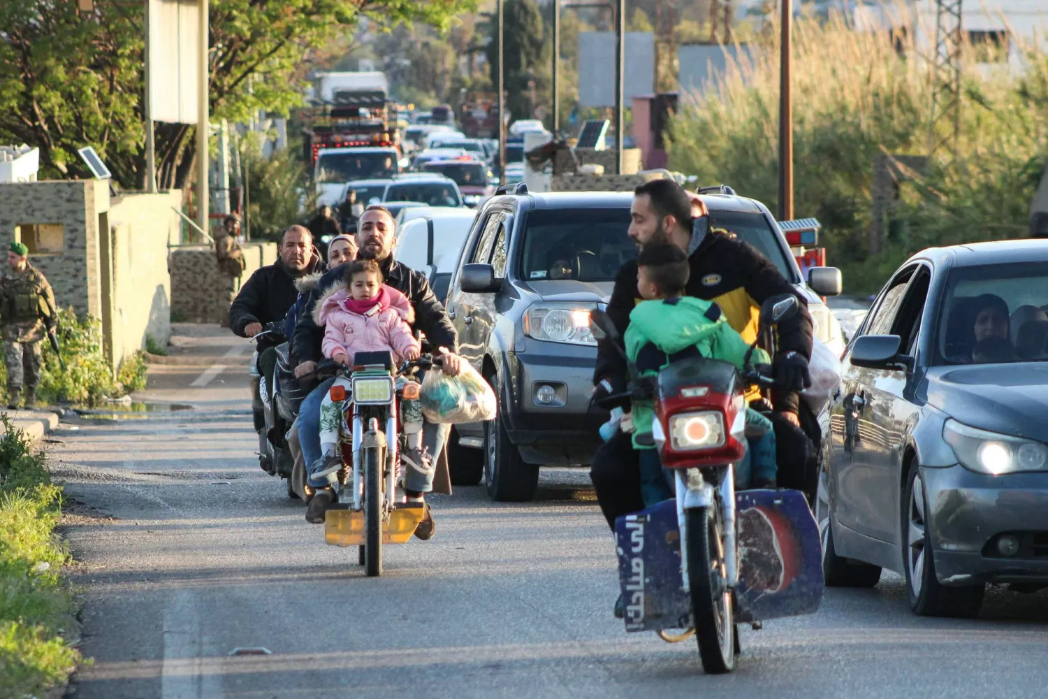 سيارات تعبر نقطة تفتيش عسكرية بمنطقة القاسمية متجهةً نحو جنوب لبنان فجر اليوم (أ.ف.ب)