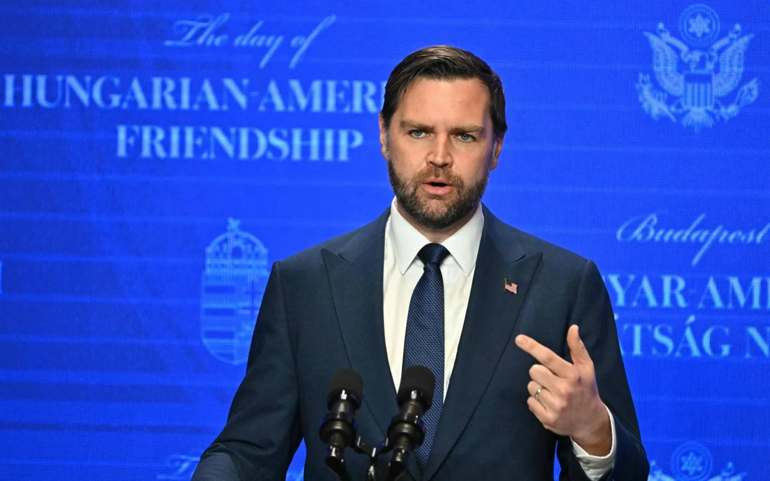 نائب الرئيس الأميركي جي دي فانس خلال مؤتمره الصحافي في هنغاريا الثلاثاء (أ.ف.ب)