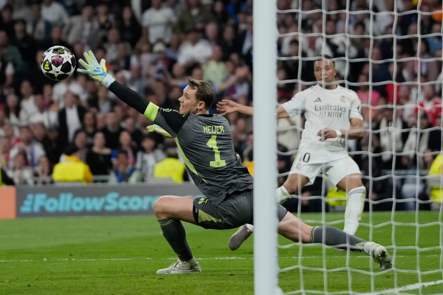 أبرز تدخلاته تصديه لانفرادات متكررة لنجم هجوم ريال مدريد كيليان مبابي (أ.ب)