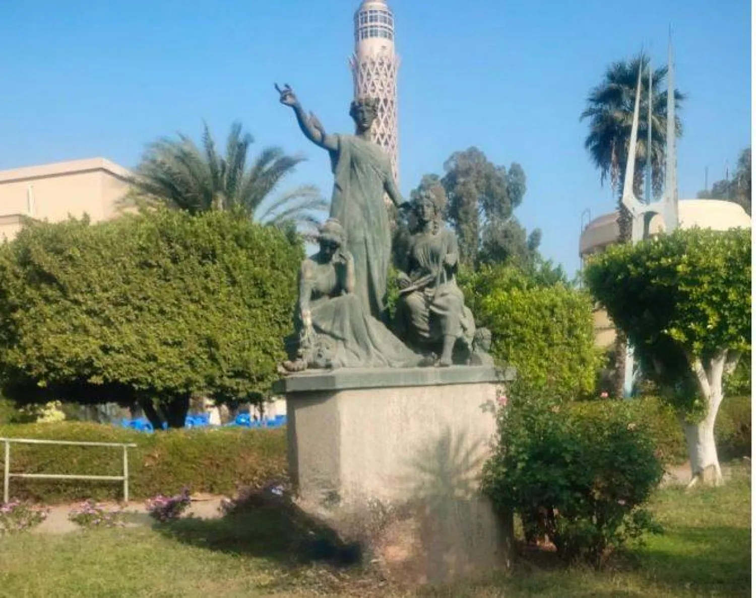 ساحة الأوبرا تضم العديد من التماثيل والأعمال الفنية (الشرق الأوسط)