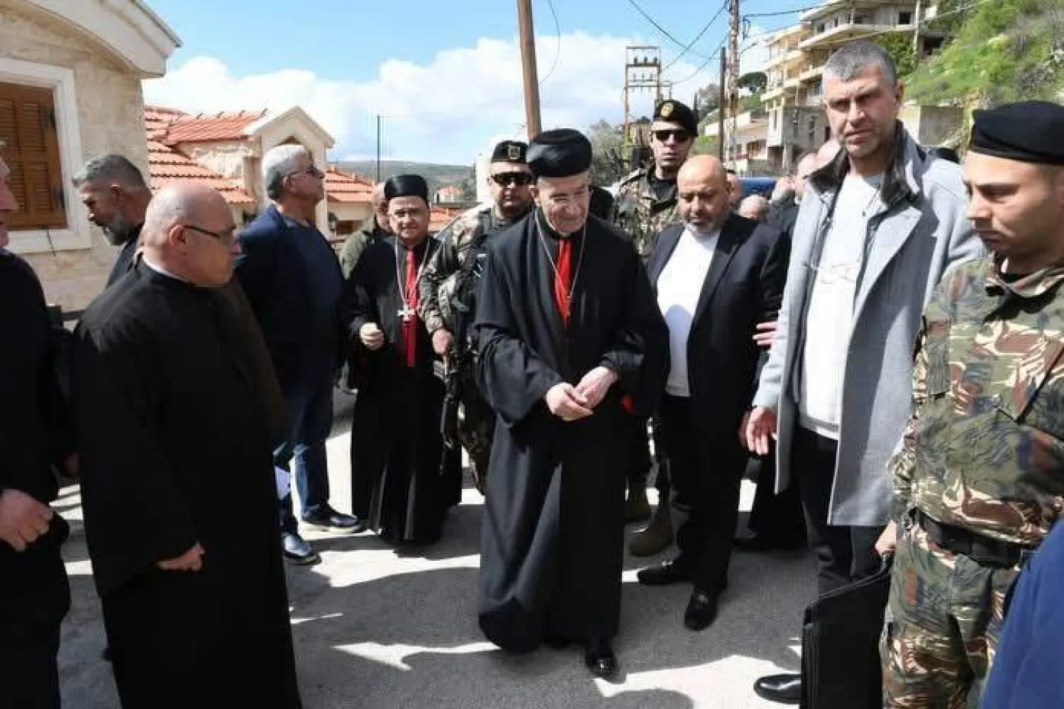 الراعي خلال جولته على القرى المسيحية في الجنوب (الوكالة الوطنية للإعلام)