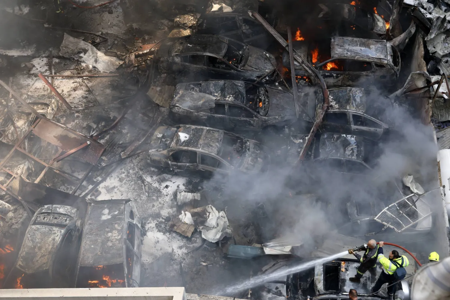 سيارات محترقة في موقع غارة جوية إسرائيلية على حي كورنيش المزرعة في بيروت (إ.ب.أ)