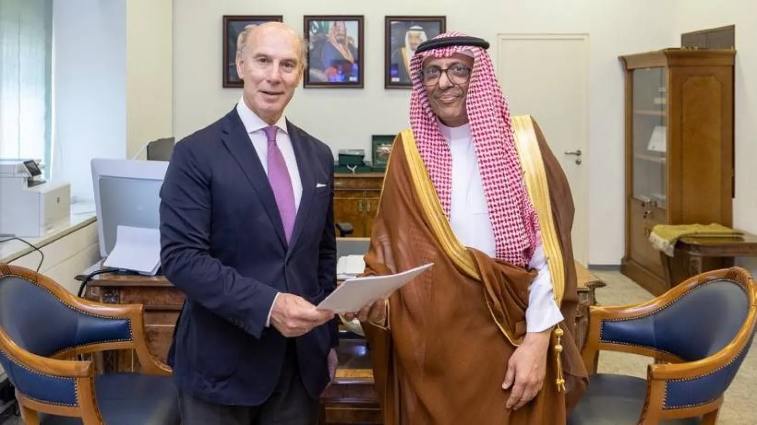 عبد الرحمن الرسي خلال تسلمه الرسالة من السفير خابيير ماريا في الرياض (الخارجية السعودية)