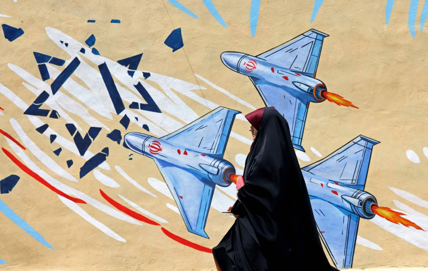 جدارية مناهضة للولايات المتحدة وإسرائيل في طهران (أ.ف.ب)