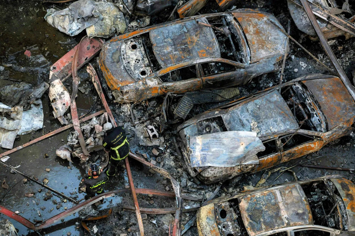 عناصر الإطفاء يحاولون إخماد حريق اندلع عقب غارة إسرائيلية على حي كورنيش المزرعة في بيروت 8 أبريل 2026 (أ.ف.ب)