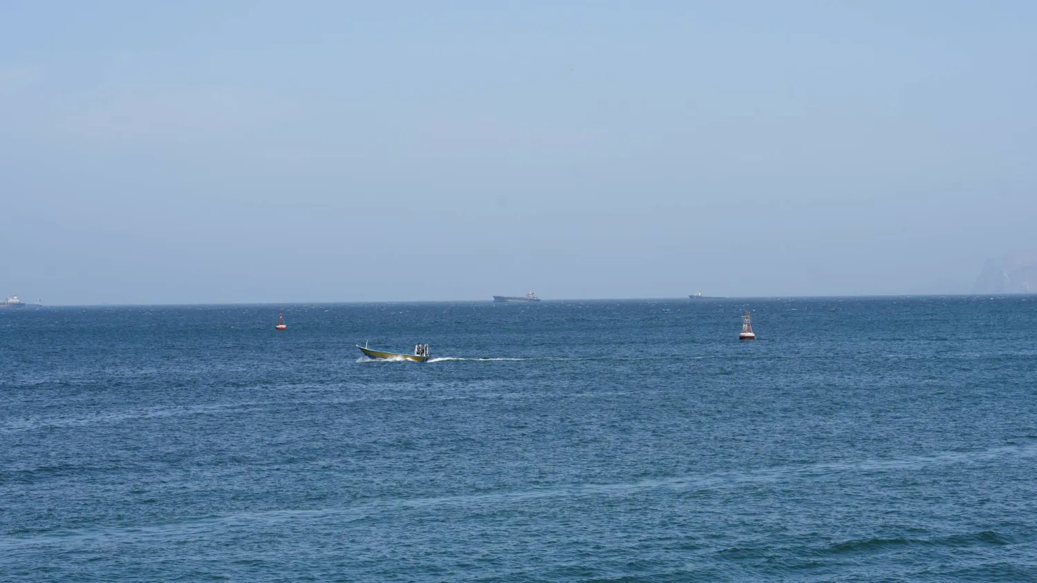 سفن وقوارب قبالة سواحل محافظة مسندم العمانية التي تطل على مضيق هرمز (رويترز)