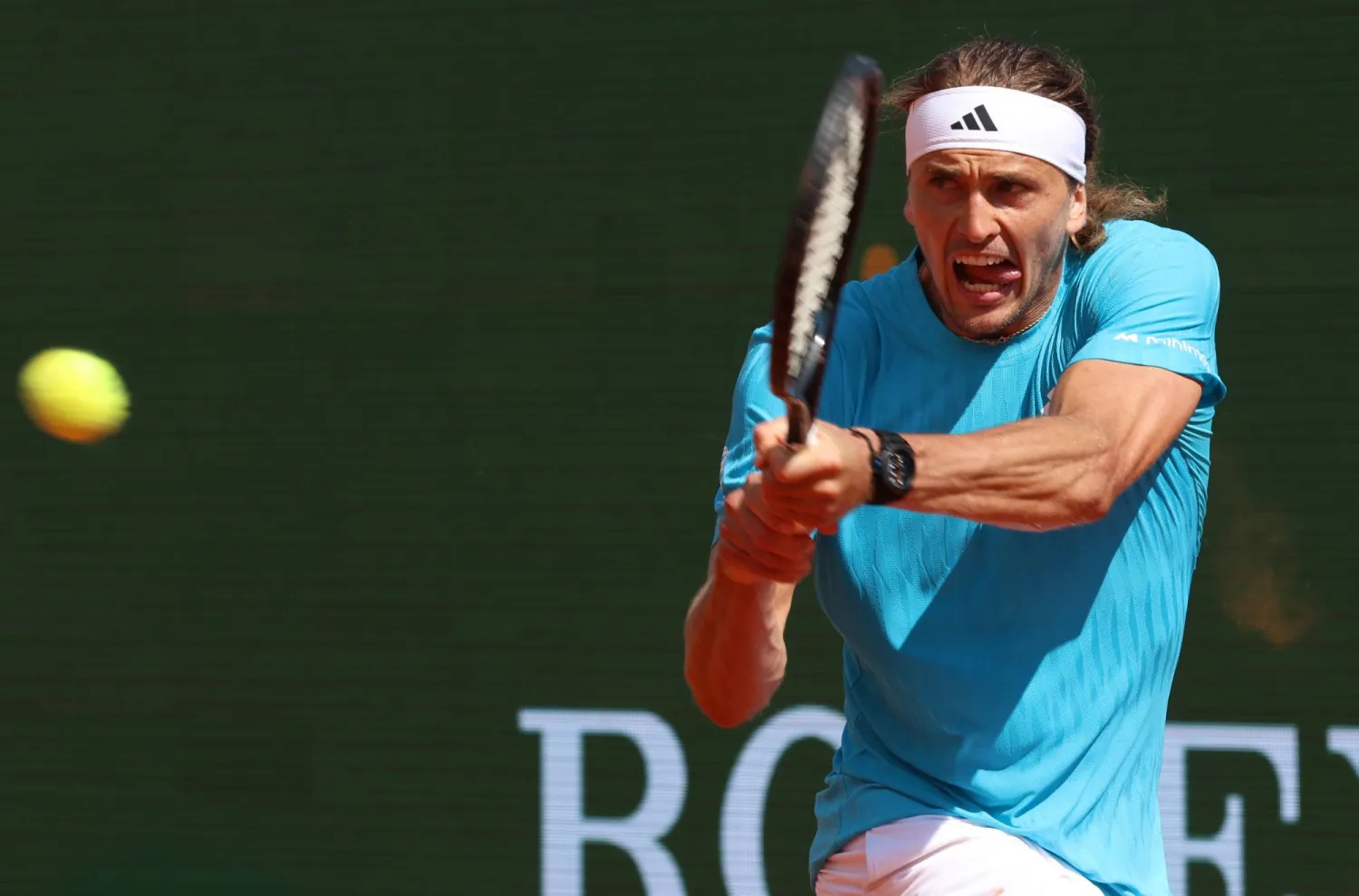 زفيريف خلال مواجهته مع كريستيان غارين (د.ب.أ)