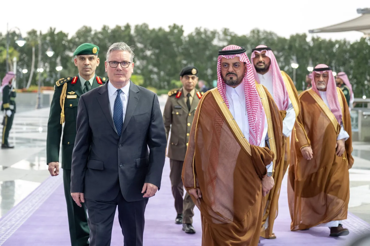 الأمير سعود بن مشعل مستقبلاً كير ستارمر بمطار الملك عبد العزيز الدولي في جدة (إمارة منطقة مكة المكرمة)