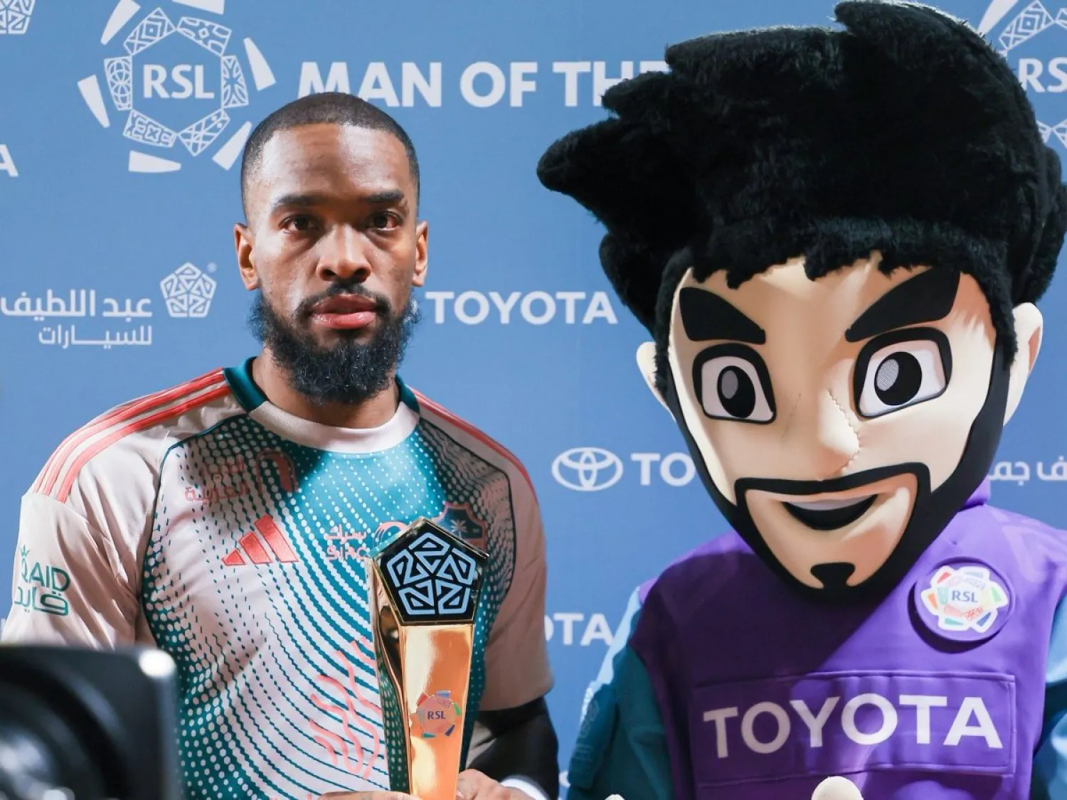 إيفان توني خلال تتويجه بجائزة رجل المباراة (دوري روشن)