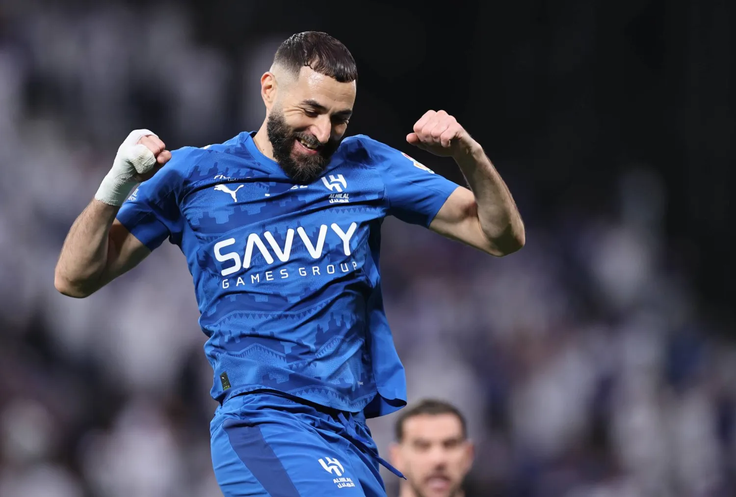 بنزيمة محتفلا بهدفه الثاني في شباك الخلود (تصوير: سعد العنزي)