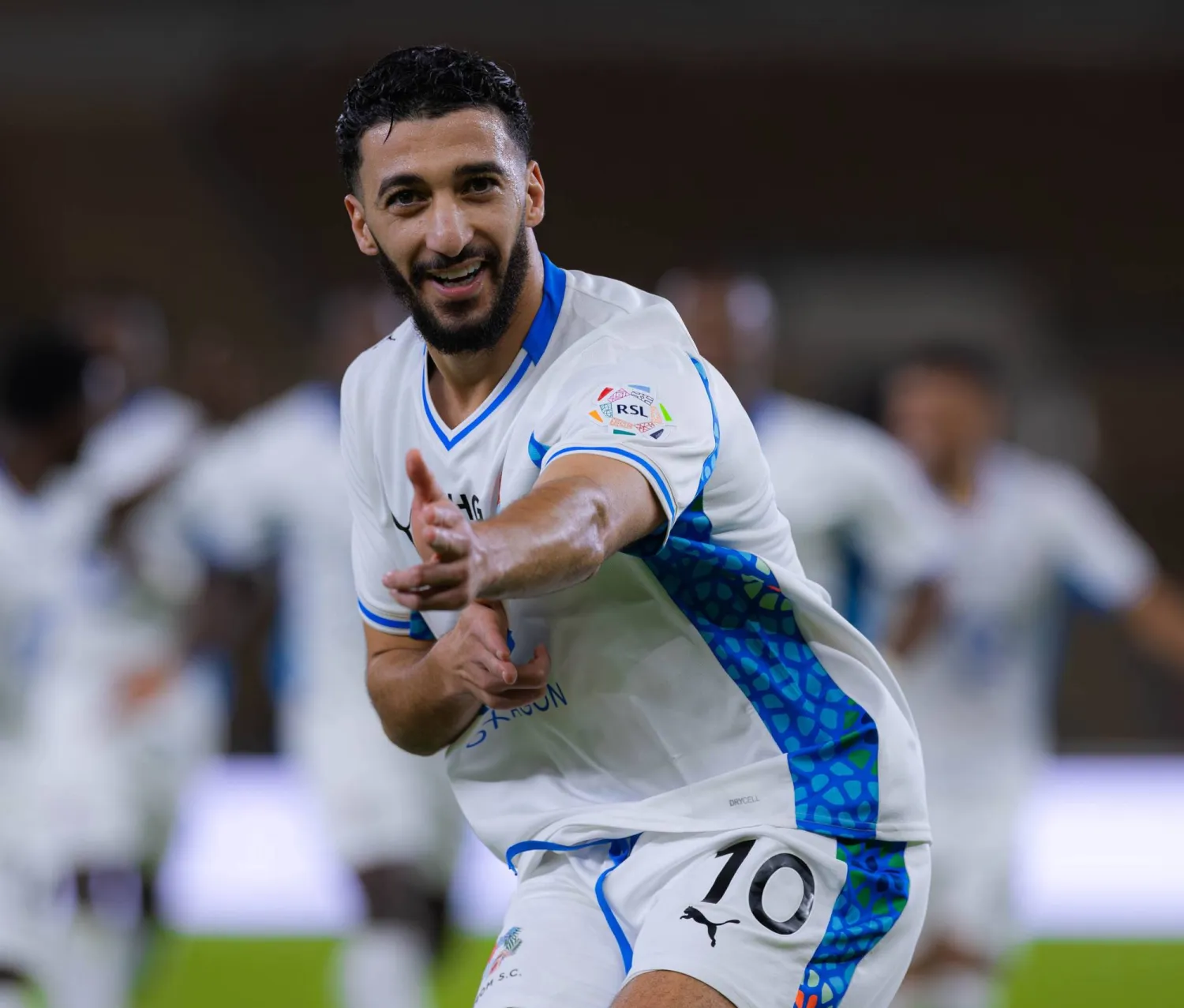 بن رحمة لاعب نيوم محتفلاً بأحد أهداف فريقه (نادي نيوم)