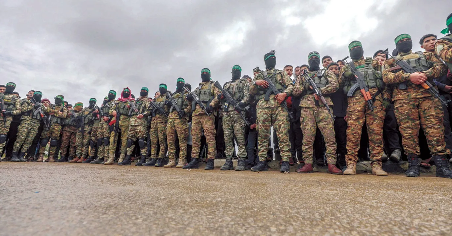 أرشيفية لمسلّحين من «كتائب القسام» التابعة لحركة «حماس» في مخيم النصيرات وسط غزة (إ.ب.أ)