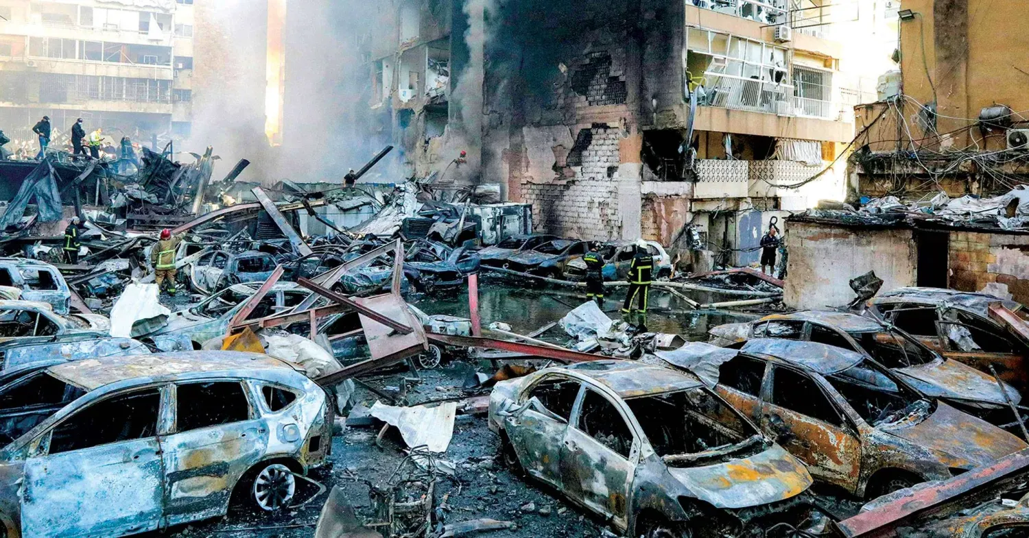 Dün Beyrut'un Korniş Mezraa Mahallesi’nde İsrail'in düzenlediği hava saldırısı sonucu çıkan yangını söndürmeye çalışan itfaiye ekipleri (AFP)