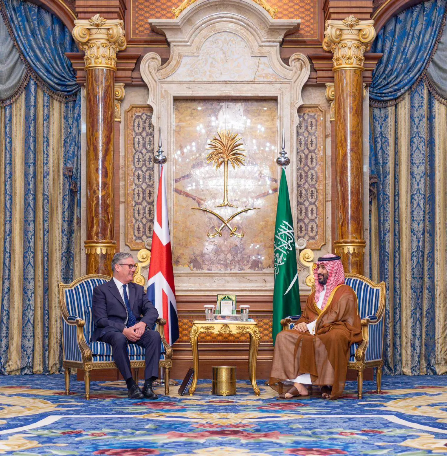 ولي العهد السعودي الأمير محمد بن سلمان لدى لقائه رئيس الوزراء البريطاني كير ستارمر في جدة (واس)