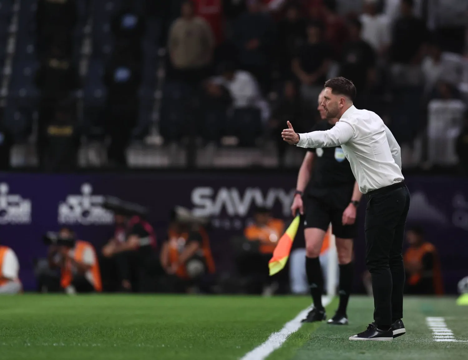 ديس باكنغهام مدرب فريق الخلود (تصوير: سعد العنزي)