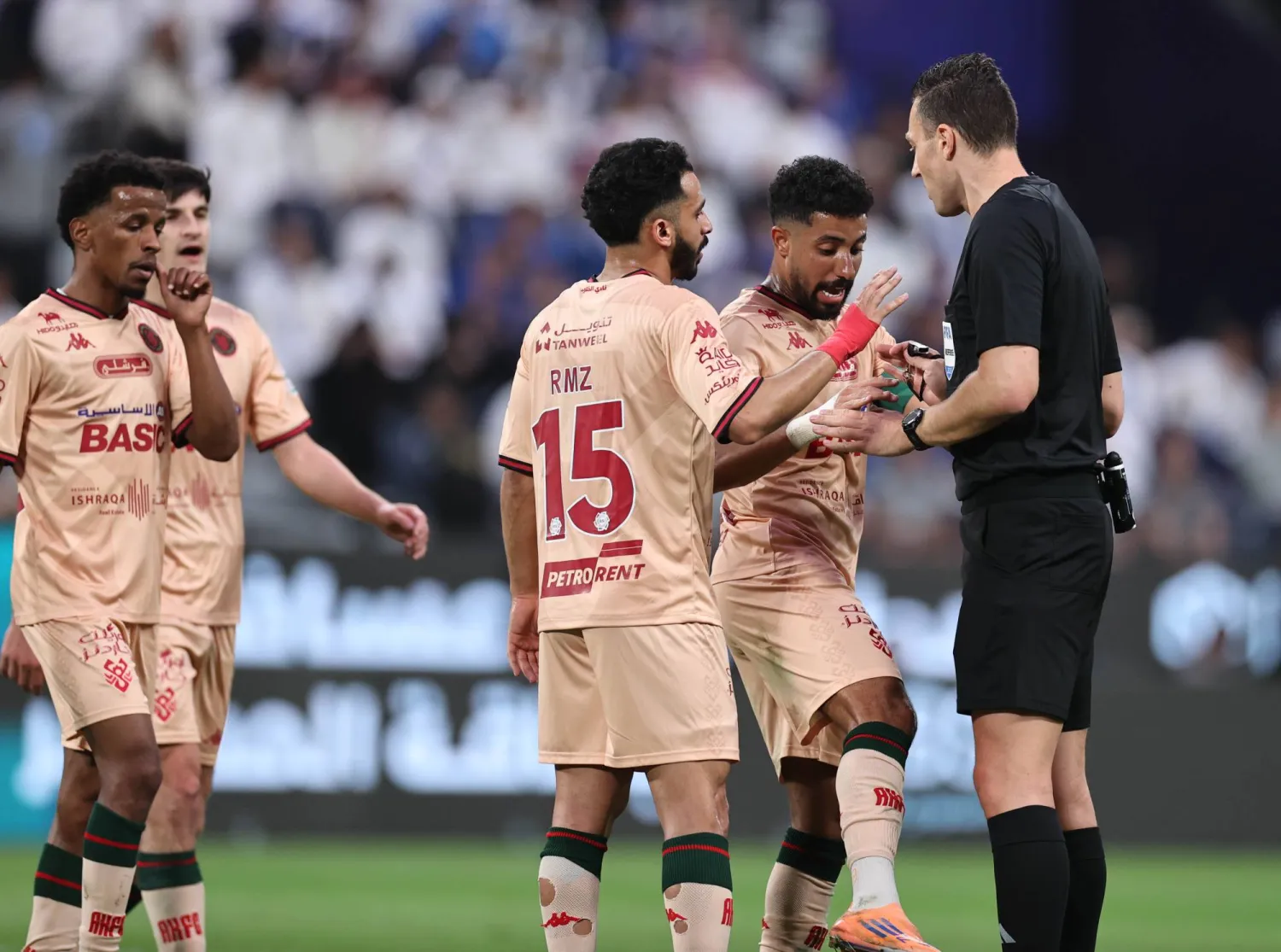 لاعبو الخلود يحتجون على أحد قرارات حكم المباراة (تصوير: سعد الدوسري)