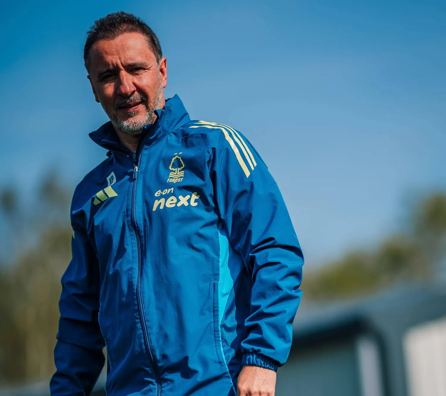  فيتور بيريرا خلال قيادته تدريبات نوتنغهام الأخيرة (موقع النادي)