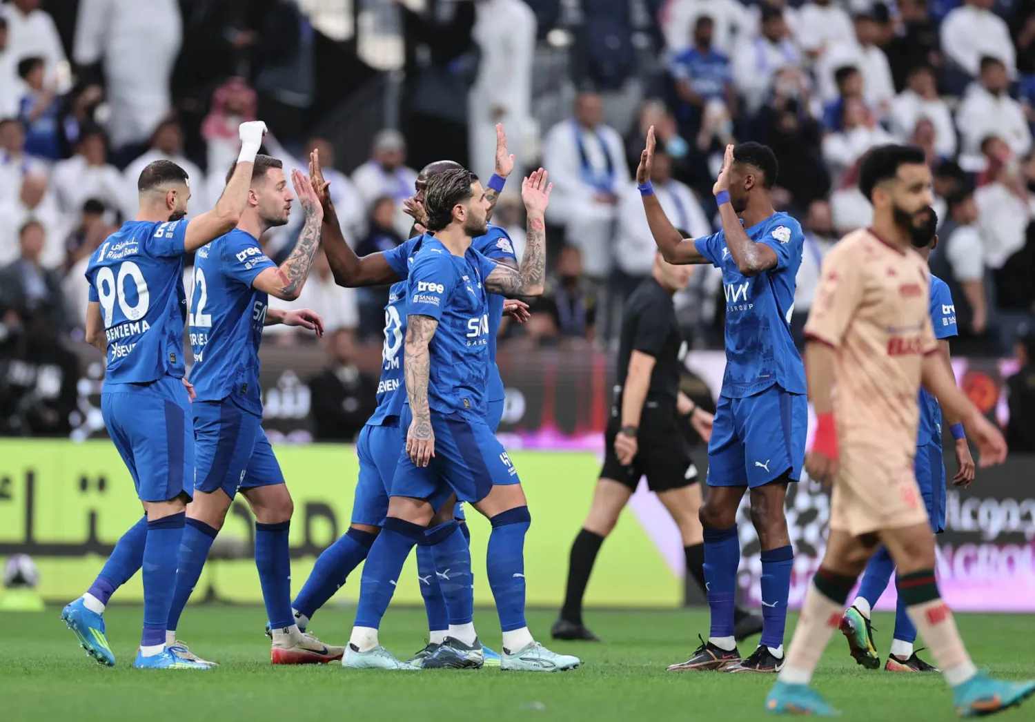 بنزيمة يحتفل بعد أحد أهدافه في الخلود (تصوير: سعد العنزي)