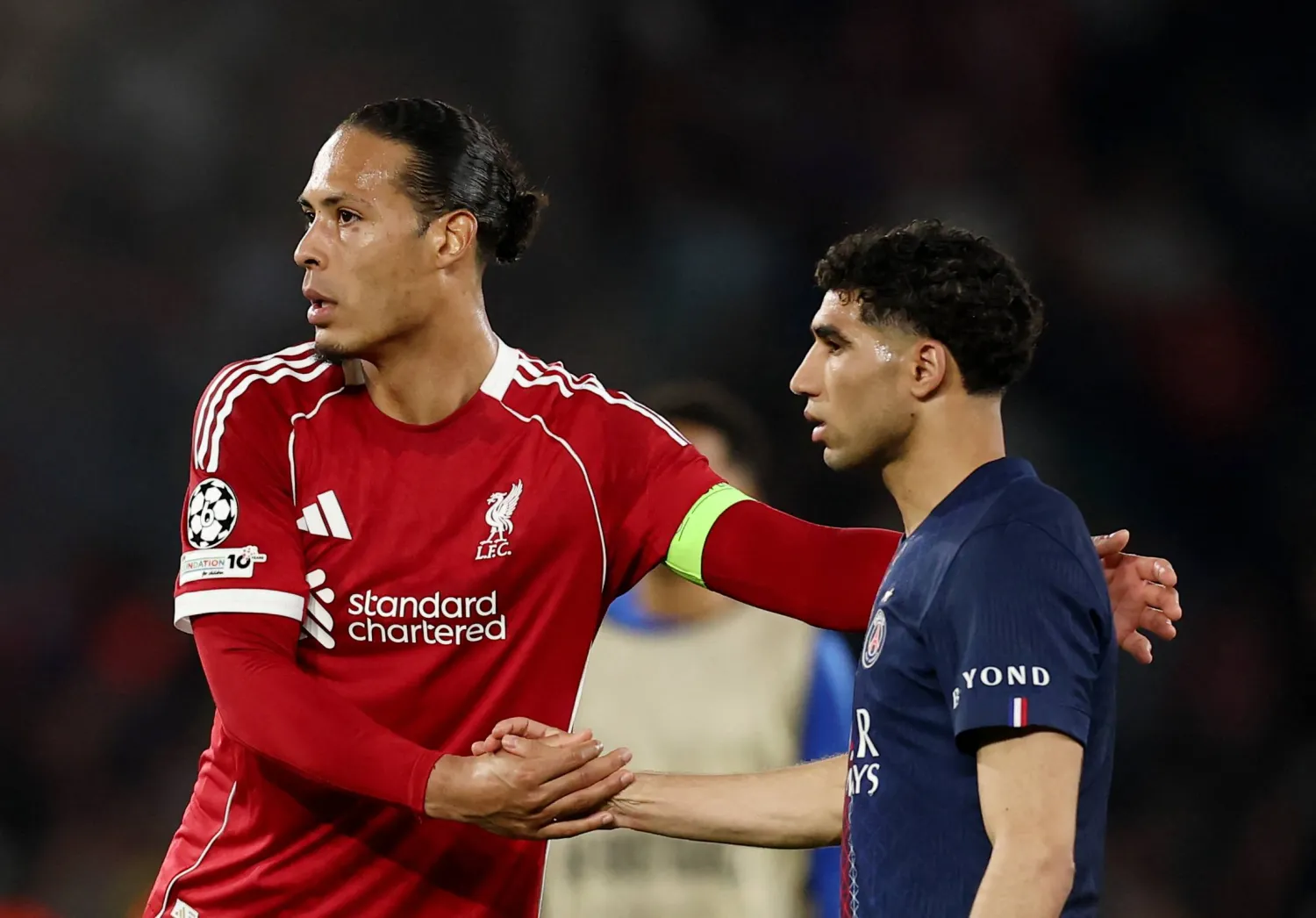 فان دايك يصافح أشرف حكيمي عقب نهاية المباراة (رويترز)