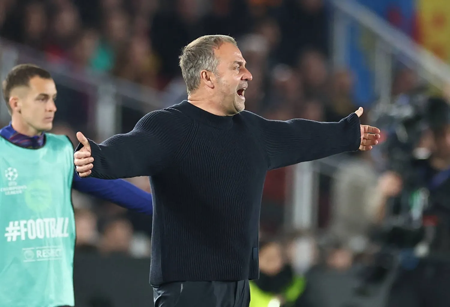 فليك متفاعلا مع أحداث المباراة (أ.ف.ب)