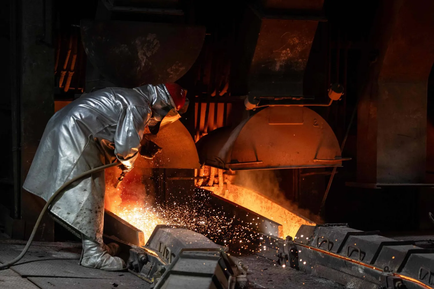 عُمَّال يعالجون النحاس في مصنع غلوغوف التابع لشركة «كيه جي إتش إم» في بولندا (أ.ف.ب)