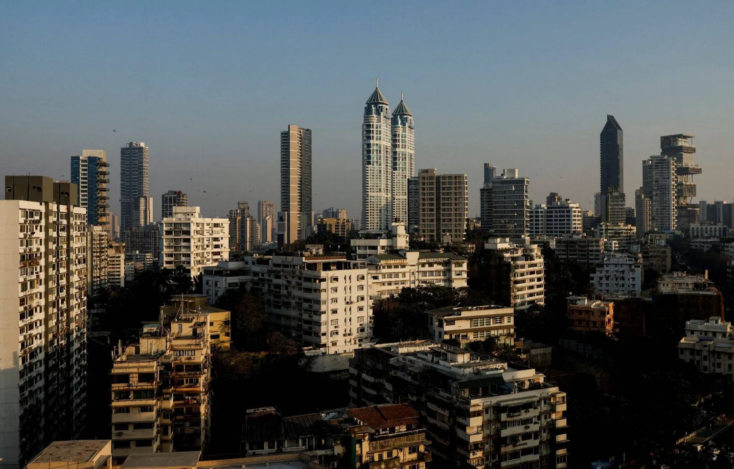 مشهد عام لمبانٍ شاهقة في مومباي (رويترز)