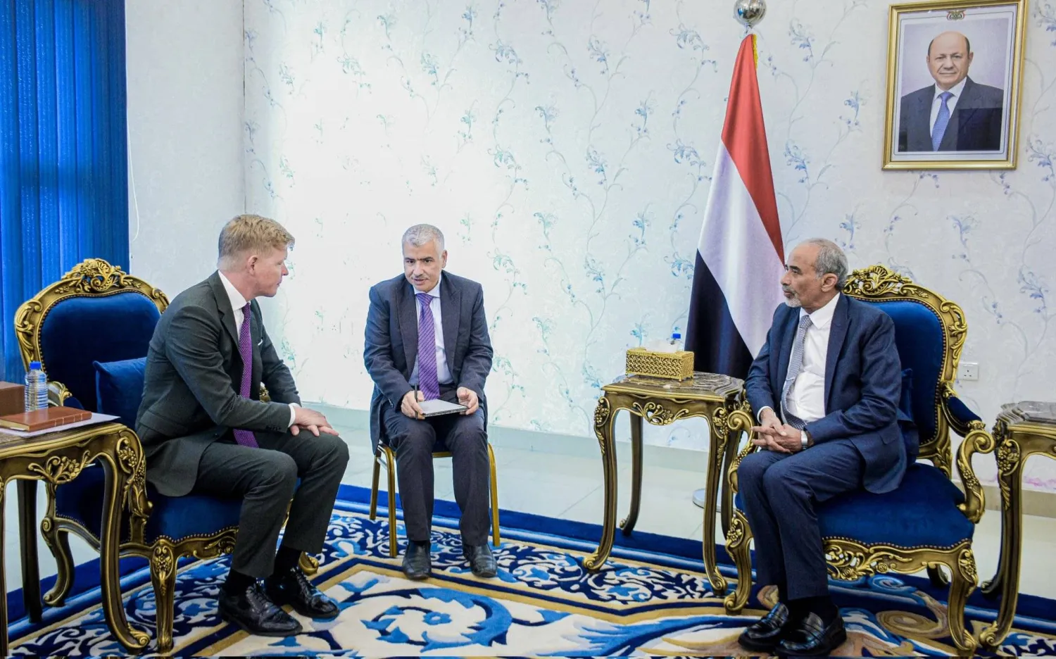 المبعوث الأممي خلال لقائه الفريق الصبيحي بـ«قصر معاشيق» في عدن (إعلام حكومي)