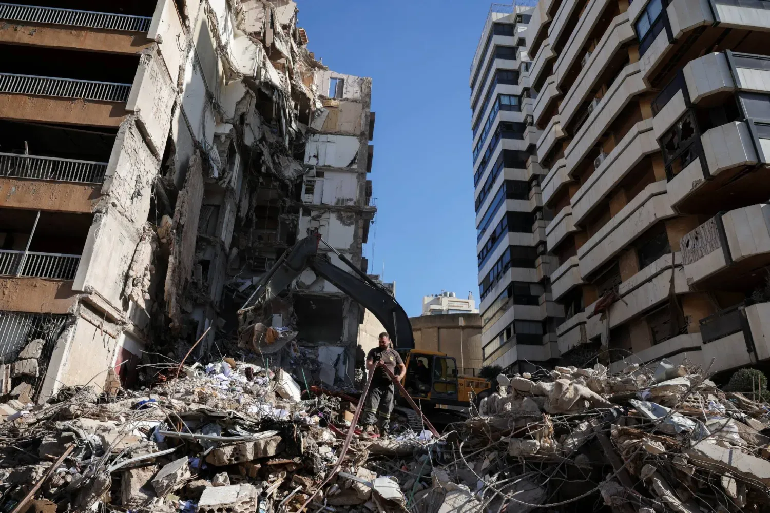 Beyrut’un Tel el-Hayyat bölgesinde İsrail bombardımanının hedefi olan bir bina, 8 Nisan 2026 (Reuters)