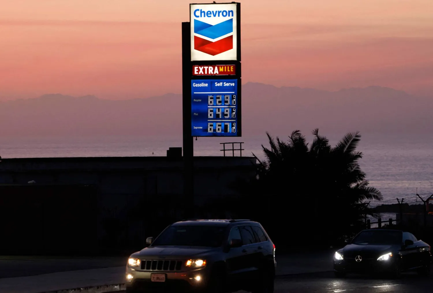 تظهر أسعار الوقود المرتفعة في محطة تابعة لـ«شيفرون» قرب المحيط الهادئ (أ.ف.ب)