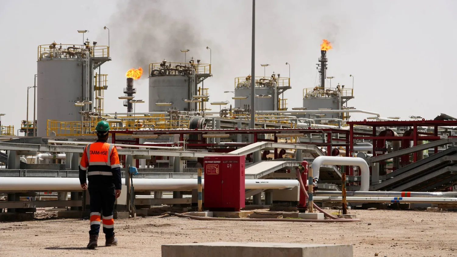 عامل في حقل الزبير النفطي بمدينة البصرة العراقية (رويترز)