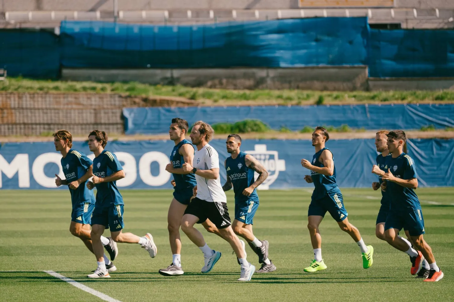 يحتل كومو النادي الصغير والمعروف غالباً بوجوده في درجات أدنى وإفلاسات متكررة (نادي كومو)