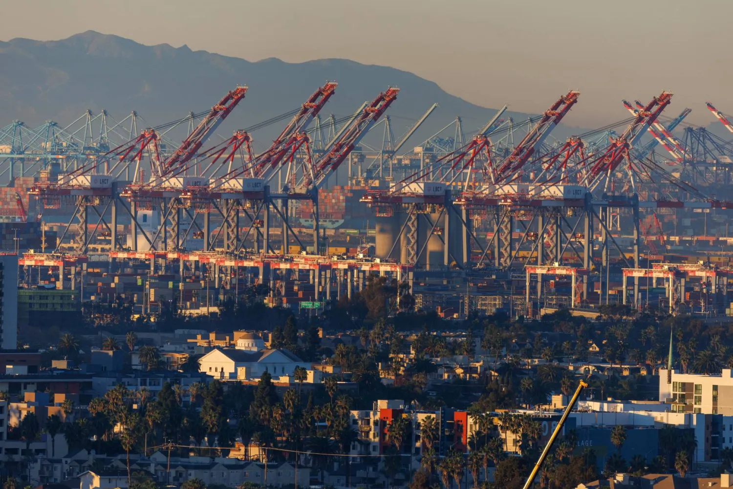 ميناء الحاويات في لونغ بيتش كاليفورنيا (رويترز)