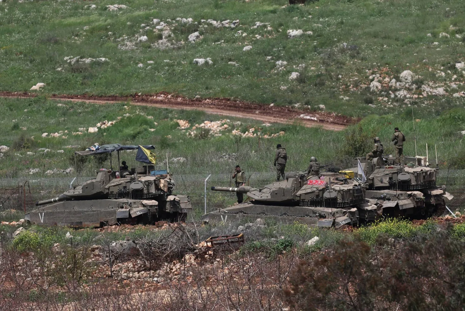 جنود إسرائيليون يقفون على دبابات قرب الحدود مع لبنان شمال إسرائيل 9 أبريل 2026 (رويترز)