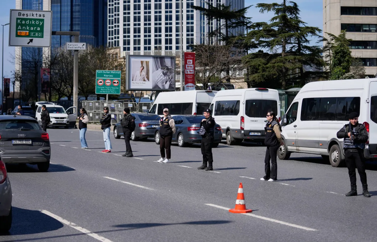 عناصر من الشرطة التركية في محيط مجمع يضم مقر القنصلية الإسرائيلية في إسطنبول عقب اشتباك مع مهاجمين يرجح انتماؤهم لـ«داعش» الثلاثاء الماضي (أ.ب)