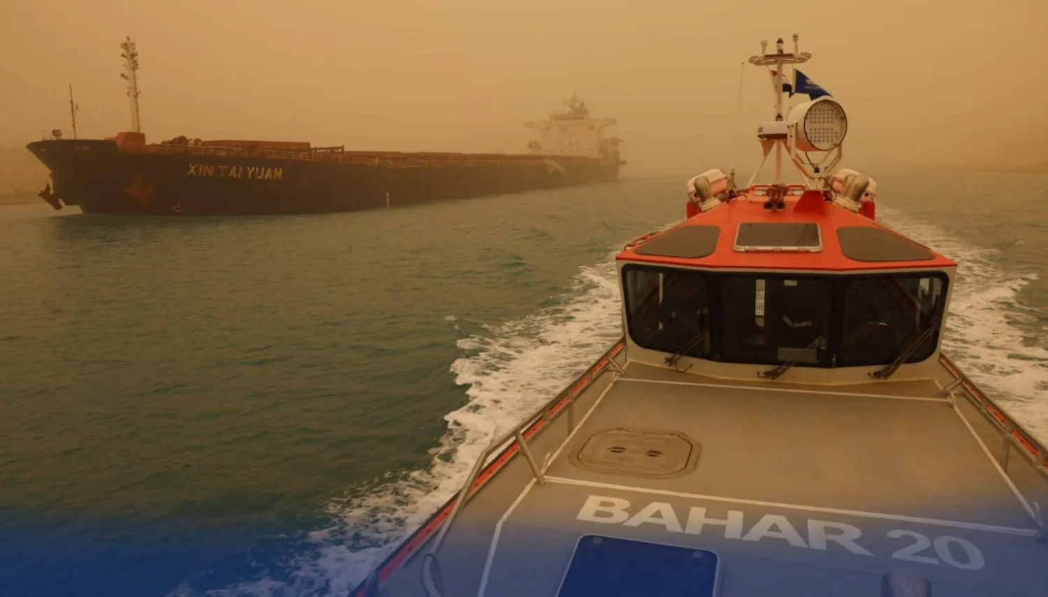 انتظام حركة الملاحة بقناة السويس بعد حادث حريق بإحدى السفن (هيئة القناة)