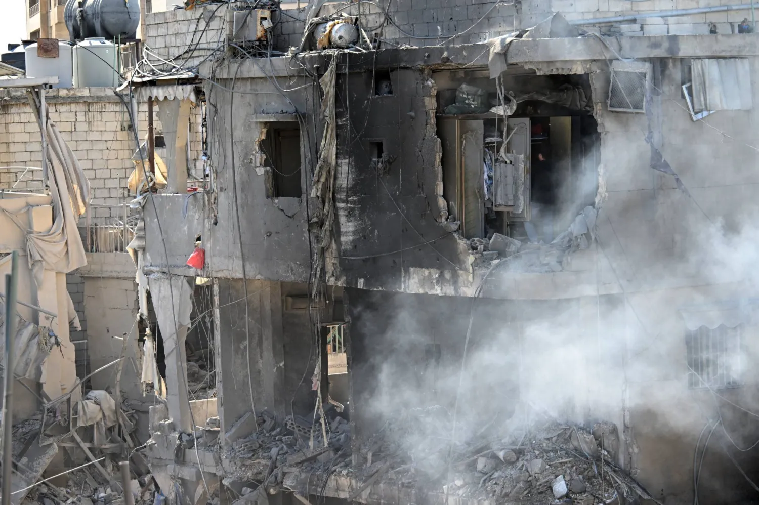 تظهر الصورة المباني المتضررة نتيجة غارة عسكرية إسرائيلية بالقرب من مستشفى رفيق الحريري الجامعي بمنطقة الجناح في بيروت بلبنان يوم 22 أكتوبر 2024 (إ.ب.أ)