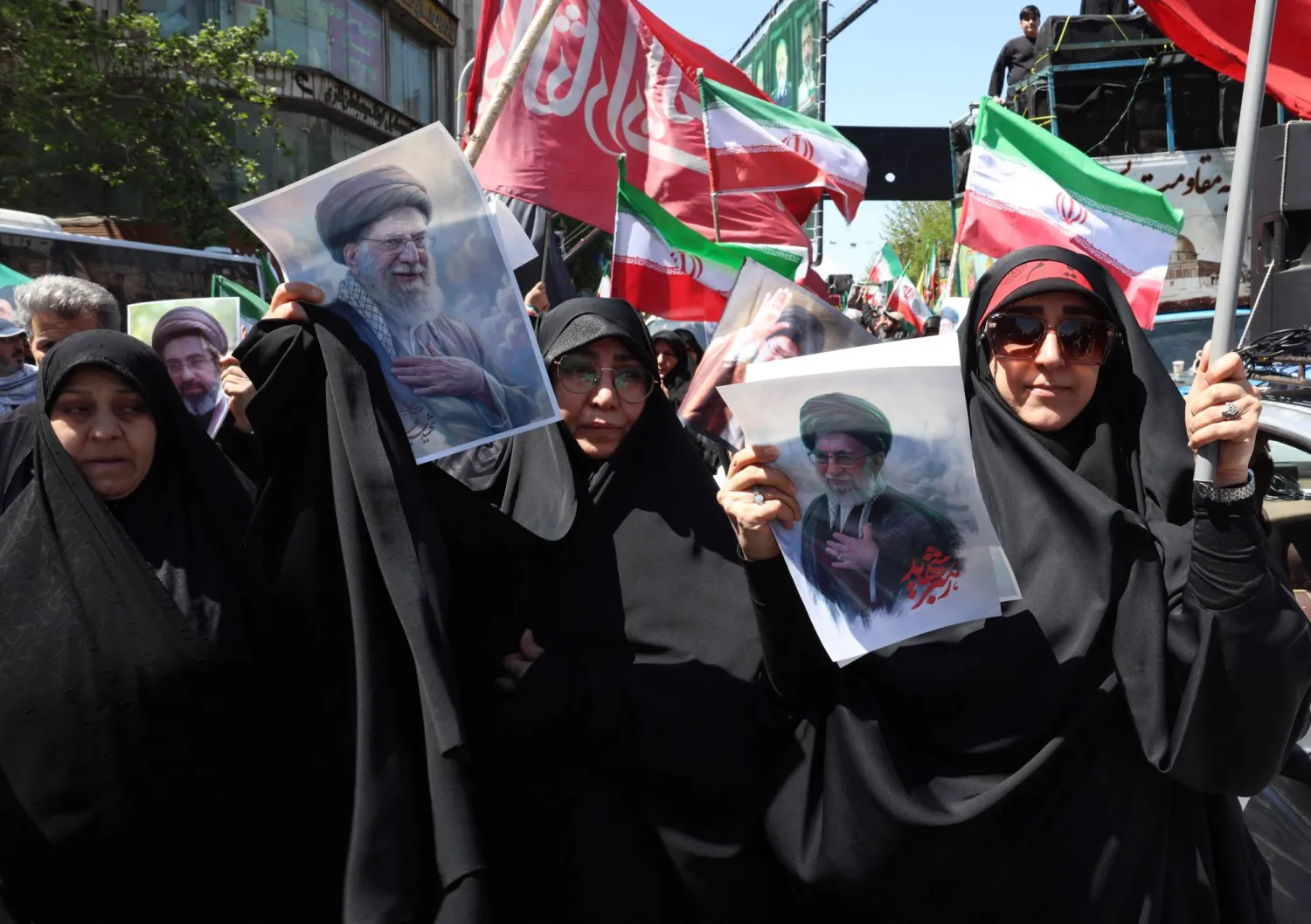 أشخاص يحملون صوراً للمرشد الإيراني الراحل علي خامنئي خلال مسيرة لإحياء ذكرى وفاته في طهران... 9 أبريل 2026 (أ.ف.ب)