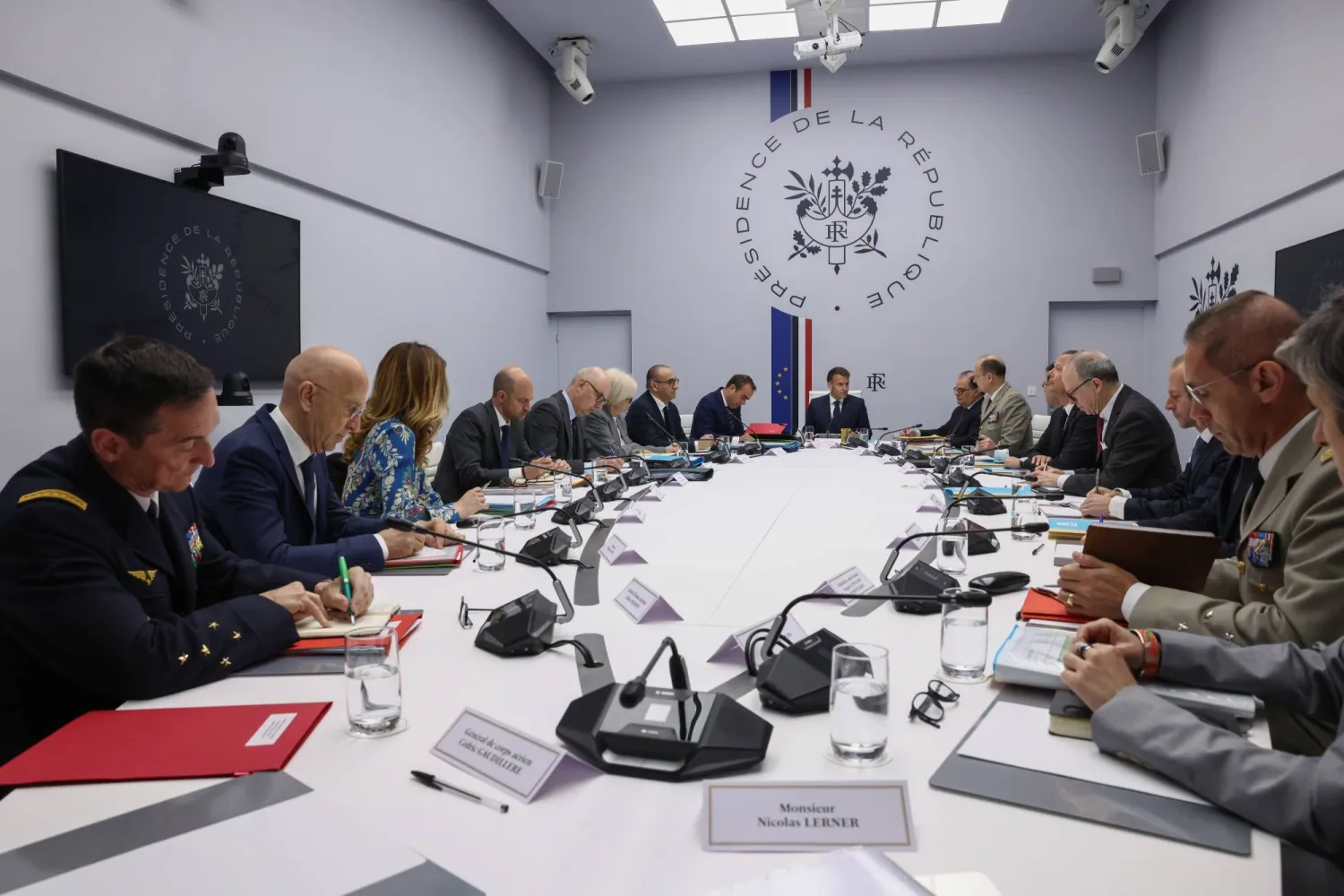الرئيس الفرنسي إيمانويل ماكرون مترئساً اجتماع مجلس الأمن والدفاع في قصر الإليزيه صباح الأربعاء (أ.ب)