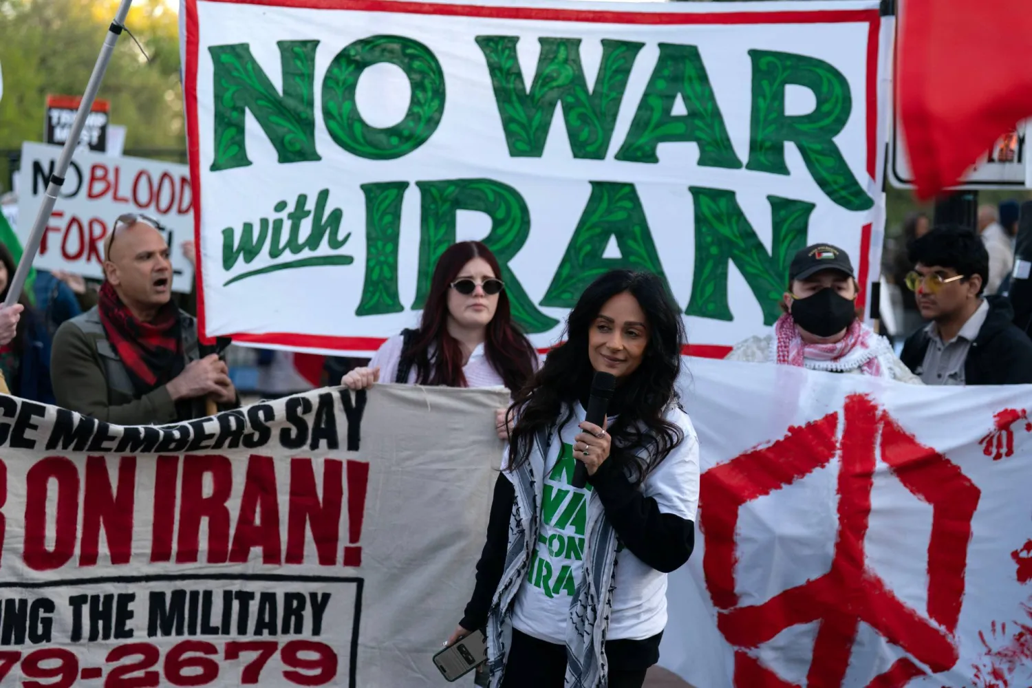 تظاهر ناشطون في حديقة لافاييت بالقرب من البيت الأبيض في واشنطن الثلاثاء (أ.ب)