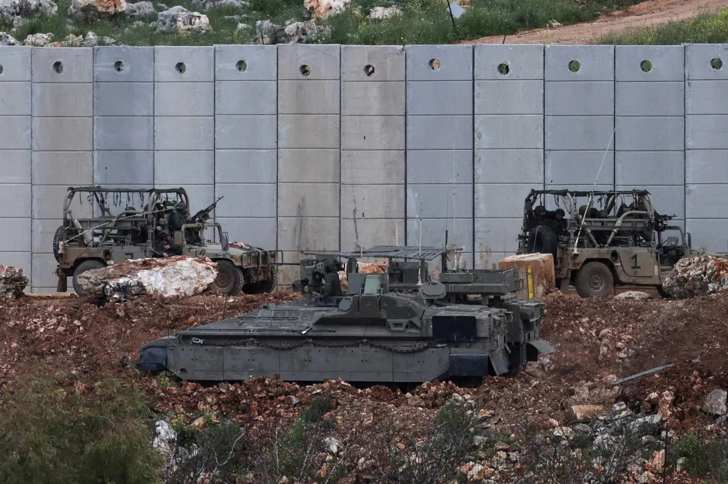 دبابات إسرائيلية تناور قرب الحدود الشمالية مع لبنان (رويترز)