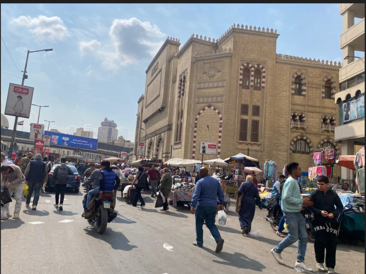 «سوق العتبة» الشعبي في وسط القاهرة (الشرق الأوسط)