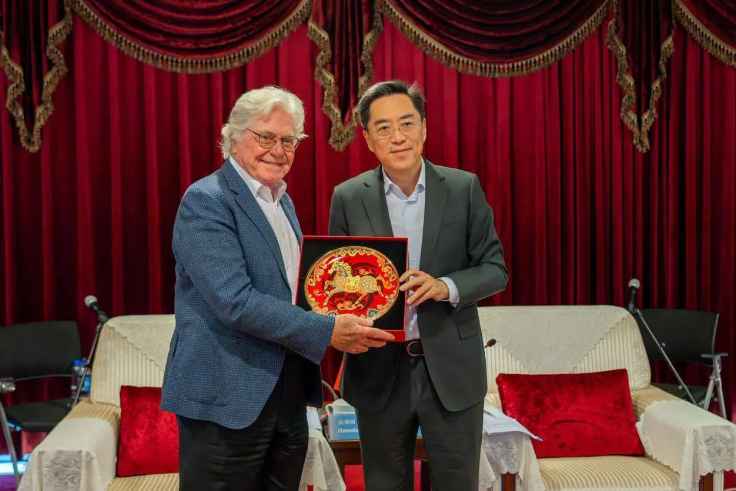 حسين فهمي وفان ليو نائب «مجموعة الصين للإعلام» (مهرجان القاهرة السينمائي)