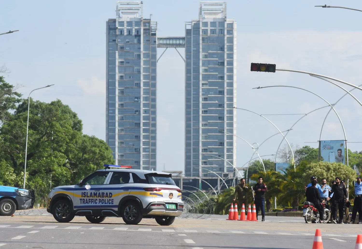 حراس أمن يقفون عند نقطة تفتيش ضمن تأهب أمني يسبق المحادثات الإيرانية-الأميركية في إسلام آباد (رويترز)