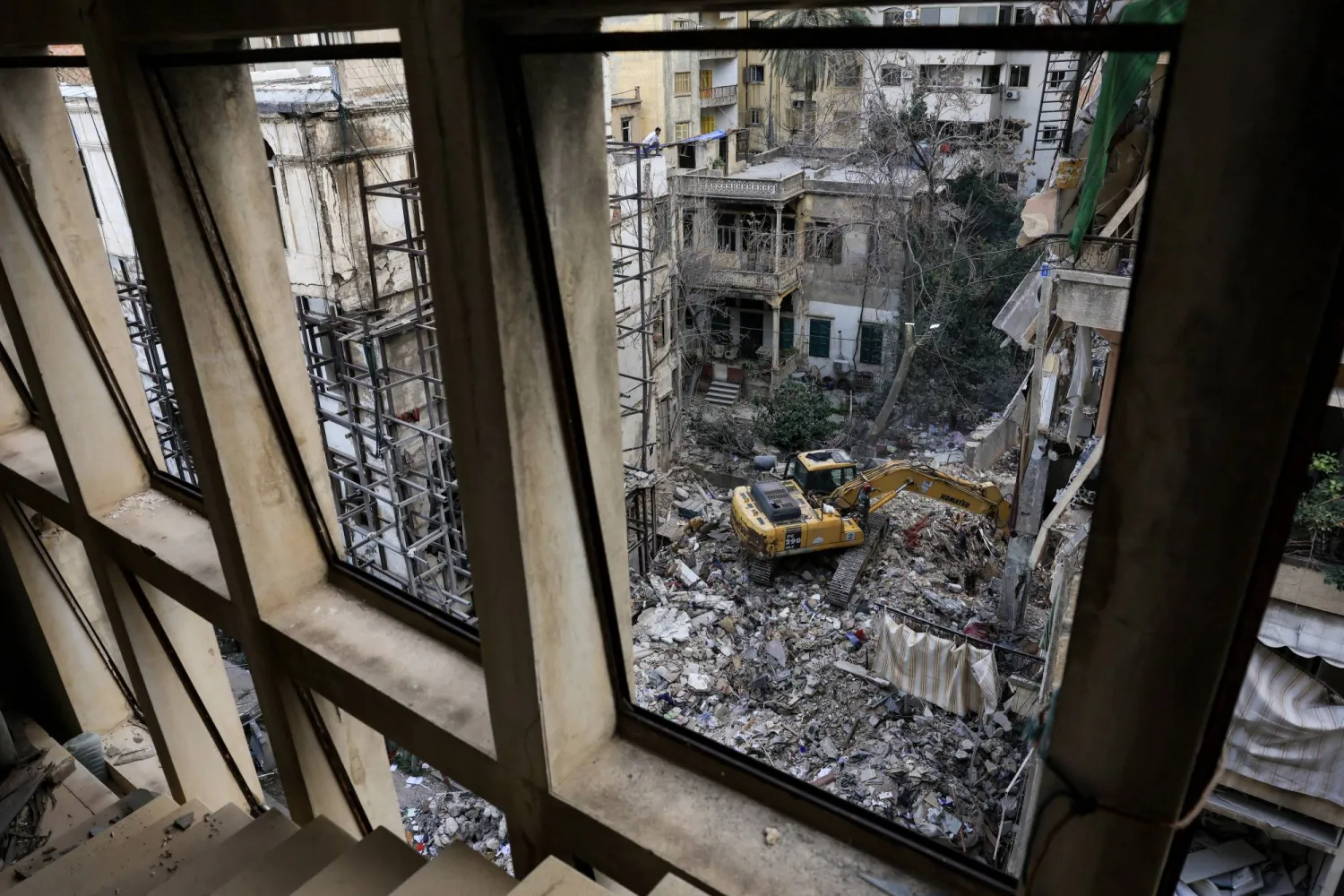 Heavy machinery operates at the site of an Israeli strike carried out on Wednesday, in Ain Al Mraiseh in Beirut, Lebanon, April 9, 2026. REUTERS/Raghed Waked
