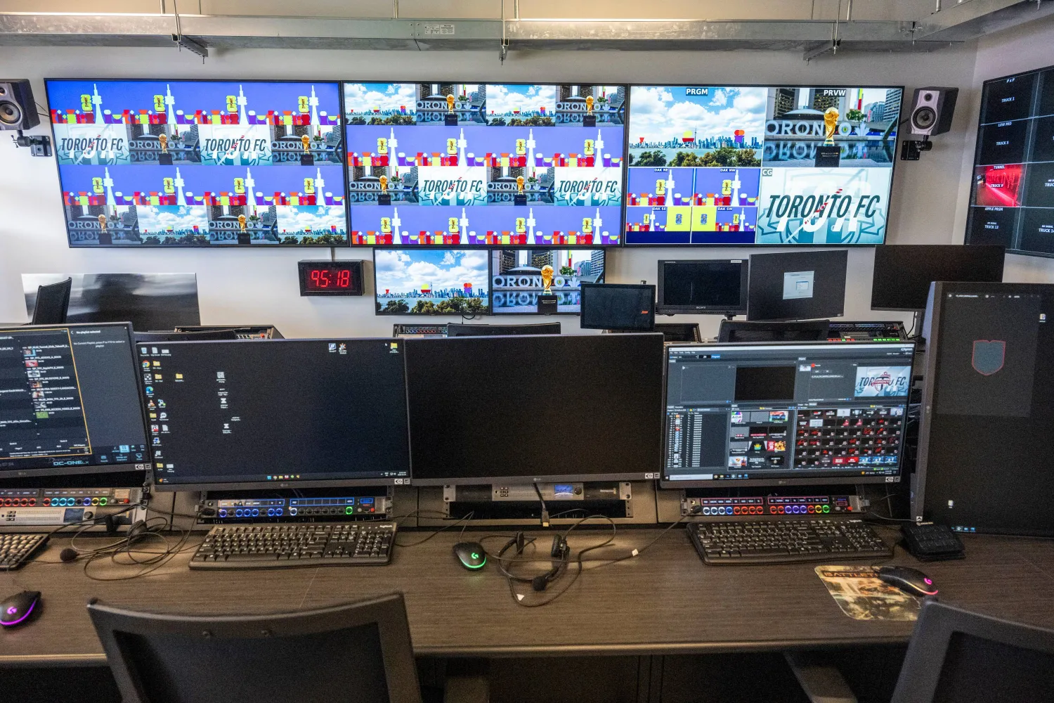 غرفة «الفار» بتحديثاتها الجديدة في ملعب «بي إم أو» بكندا تأهباً لمباريات المونديال (أ.ب)