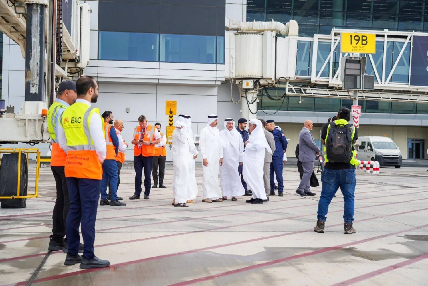 الشيخ عبد الله بن أحمد خلال زيارة تفقدية لمطار البحرين الدولي مع استئناف عملياته التشغيلية (بنا)