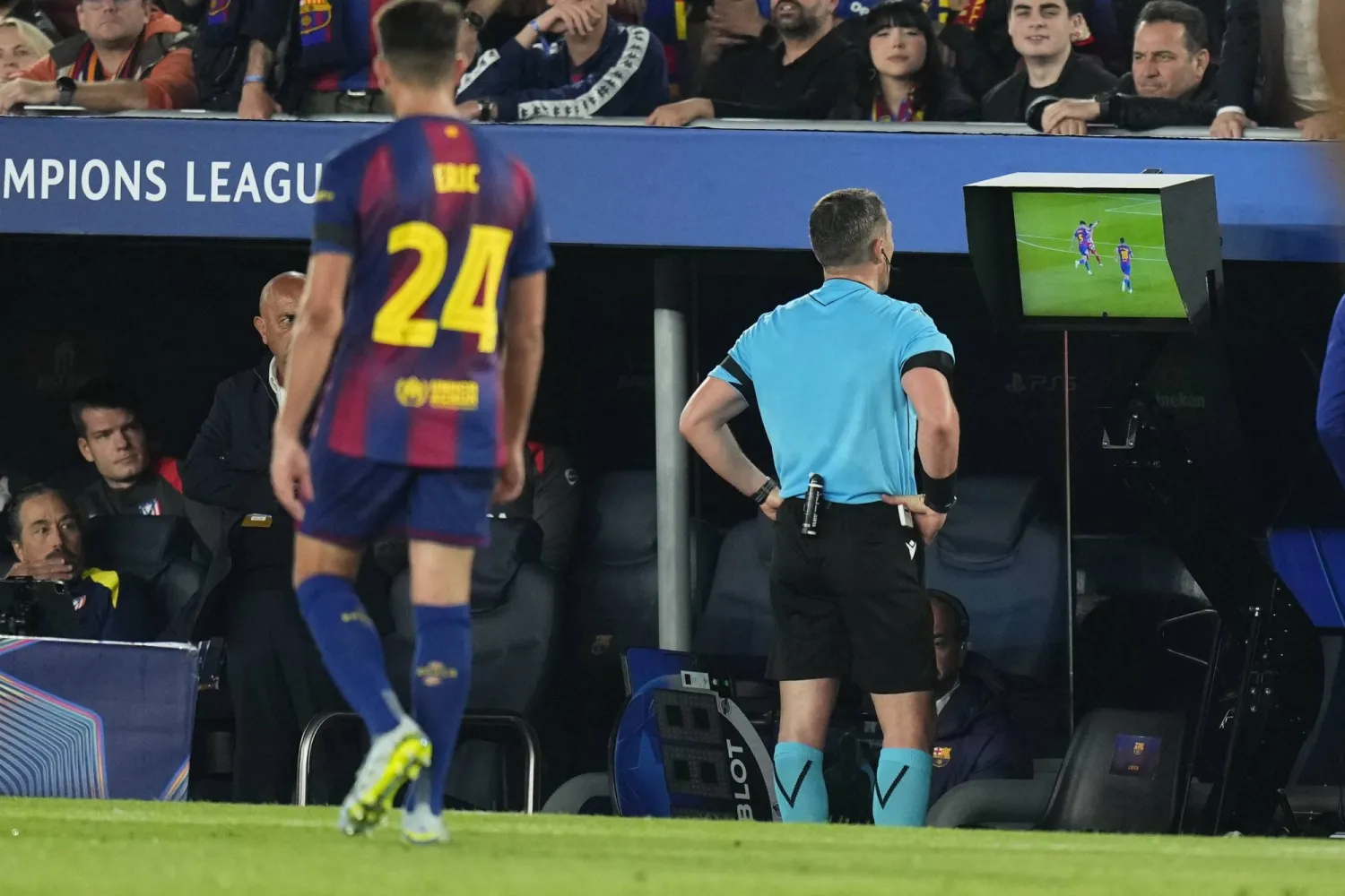 حكم مباراة برشلونة وأتلتيكو يراجع إحدى الحالات عبر تقنية الفار (إ.ب.أ)