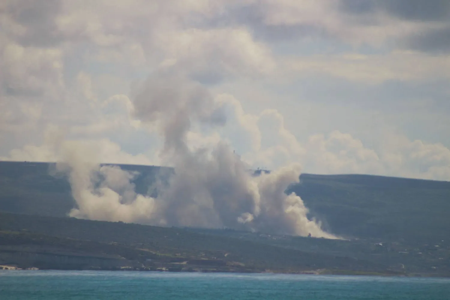 صورة ملتقَطة من مدينة صور بجنوب لبنان لدخان قصف إسرائيلي لبلدة الناقورة الحدودية (أ.ف.ب)