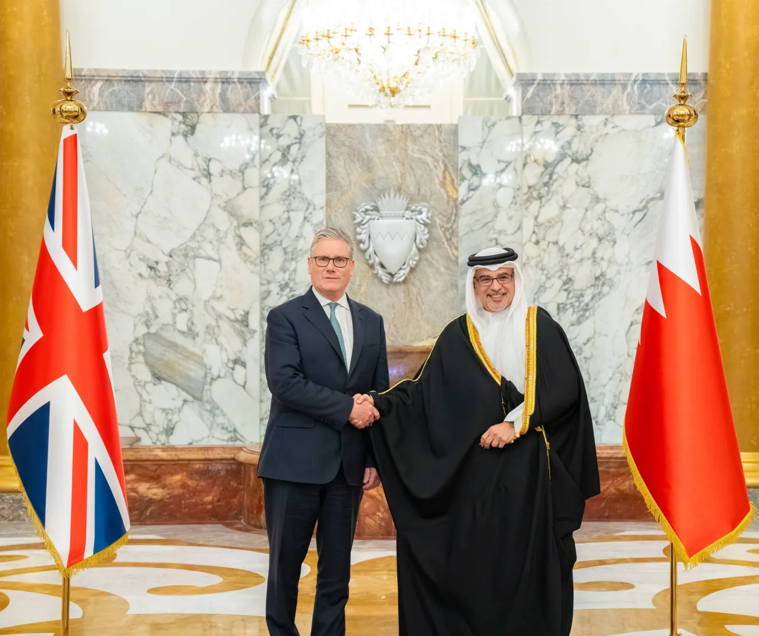 ولي العهد البحريني الأمير سلمان بن حمد مستقبلاً رئيس الوزراء البريطاني كير ستارمر الخميس (بنا)